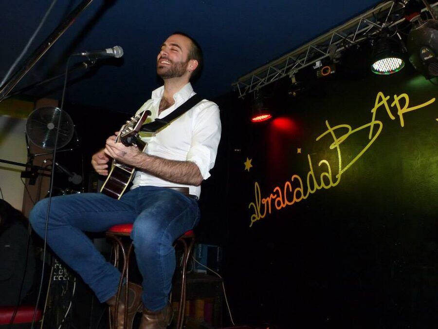 Vincent Karaboulad au chant sur scène