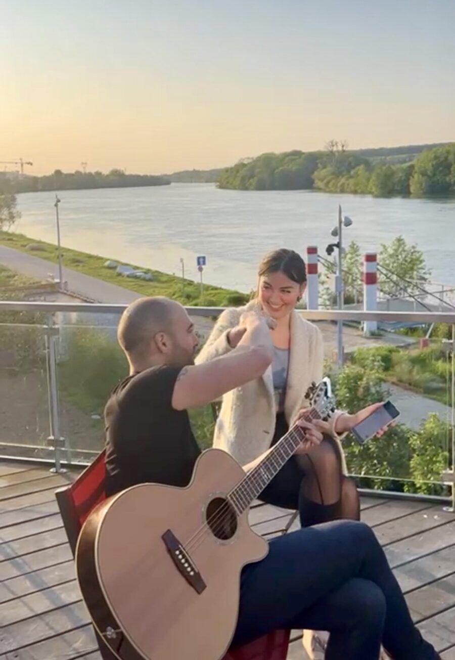 Prestation musicale en extérieur — Vincent Karaboulad