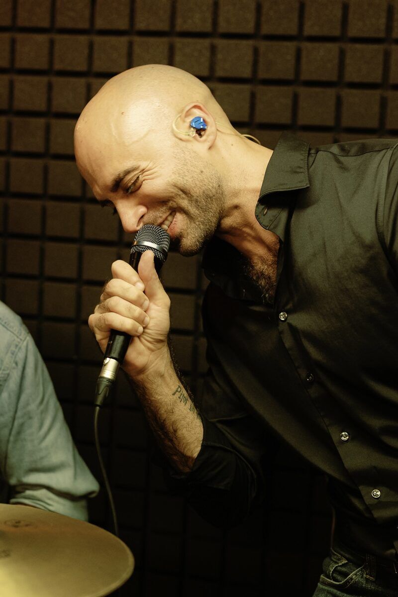 Vincent Karaboulad chantant au micro